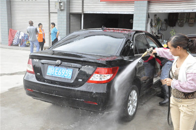 專業(yè)洗車，煥然一新——走進(jìn)旺蒼縣速潔洗車行